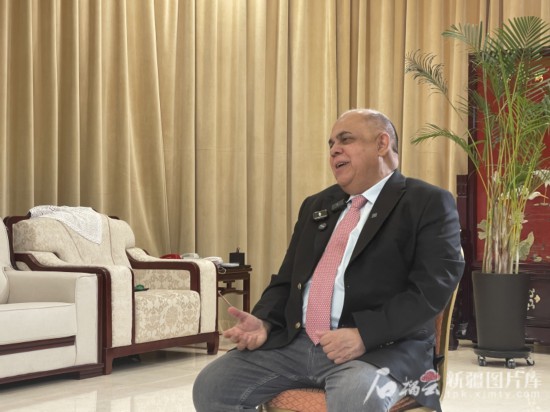上合組織副秘書(shū)長(zhǎng)索海爾·汗在專訪中。石榴云/新疆日?qǐng)?bào)記者 劉翔攝