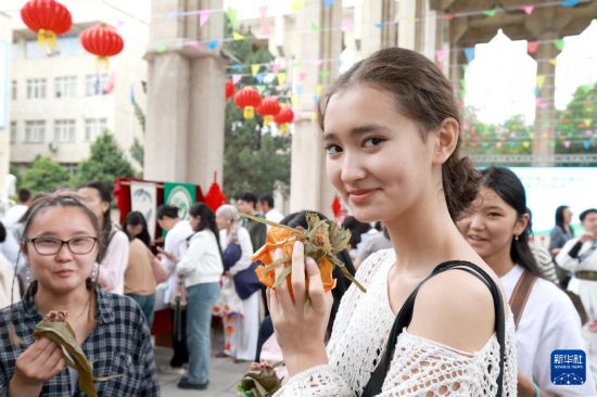 5月30日，在吉爾吉斯斯坦比什凱克，人們在比什凱克國立大學舉行的“粽香傳情·共慶端陽”端午民俗節(jié)上品嘗粽子。新華社發(fā)（羅曼攝）