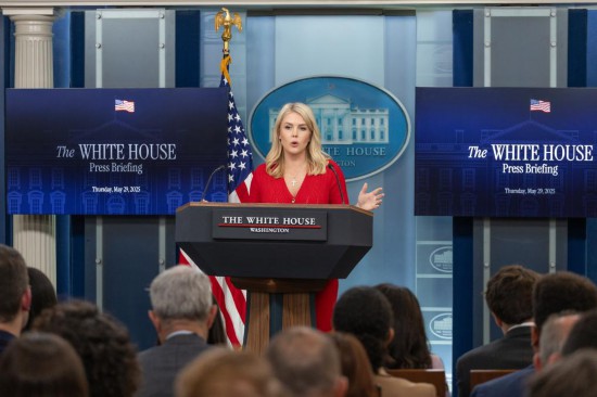 5月29日，在美國(guó)華盛頓白宮，白宮新聞秘書(shū)卡羅琳·萊維特出席記者會(huì)。新華社記者胡友松攝