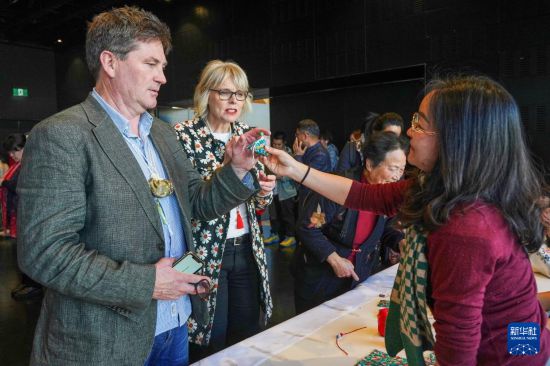 5月30日，在新西蘭克賴斯特徹奇舉辦的端午節(jié)文化活動中，新西蘭嘉賓了解香囊及其歷史文化。新華社發(fā)（陳思雨蒙攝）