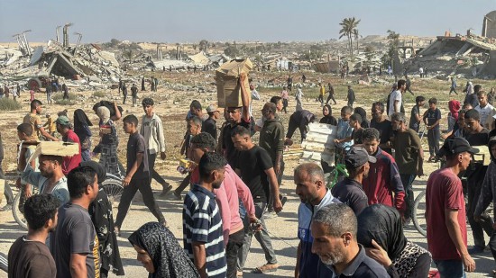 5月27日，在加沙地帶南部城市拉法，民眾從“加沙人道主義基金會(huì)”運(yùn)營(yíng)的一個(gè)物資分發(fā)中心領(lǐng)取救援物資（手機(jī)照片）。新華社發(fā)（里澤克·阿卜杜勒賈瓦德攝）