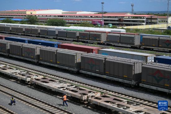 5月31日，在蒙內鐵路內羅畢站到發(fā)場，鐵路工人在鐵道旁巡檢。新華社記者 楊光 攝