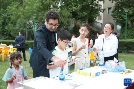 5月27日，在伊朗首都德黑蘭，人們參加中國駐伊朗大使館舉行的“香囊飄香 端午安康”節(jié)日慶?；顒印Ｐ氯A社記者 沙達提 攝