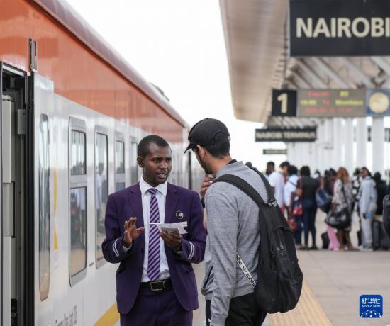 5月31日，在蒙內鐵路內羅畢站，乘務員為乘客檢票。新華社記者 李亞輝 攝