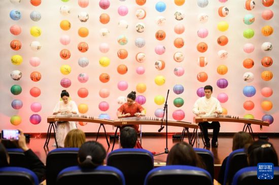 5月30日，在羅馬尼亞首都布加勒斯特，中國古箏演奏家在“對話·知音——用音樂與世界對話”中國古箏音樂會上表演。新華社發(fā)（傅永山攝）