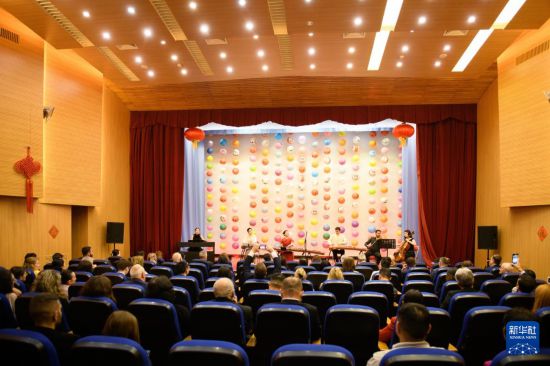 5月30日，在羅馬尼亞首都布加勒斯特，中國古箏演奏家與羅馬尼亞音樂家在“對話·知音——用音樂與世界對話”中國古箏音樂會上共同演奏《春江花月夜》。新華社發(fā)（傅永山攝）