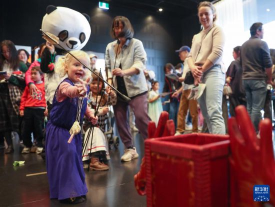 5月30日，在新西蘭克賴斯特徹奇舉辦的端午節(jié)文化活動中，小朋友體驗投壺游戲。新華社記者 龍雷 攝