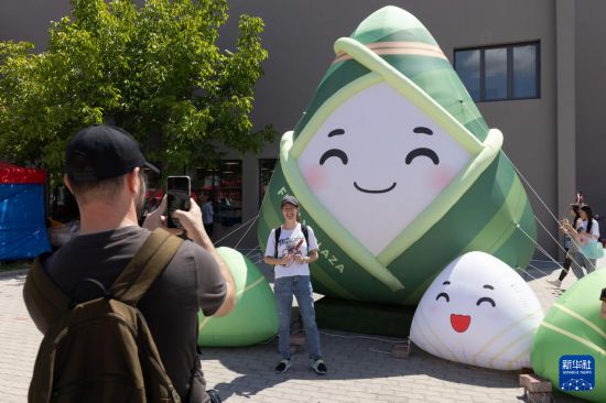 5月31日，在匈牙利布達佩斯，當?shù)孛癖妳⒓佣宋绻?jié)活動。新華社發(fā)（弗爾季·奧蒂洛攝）