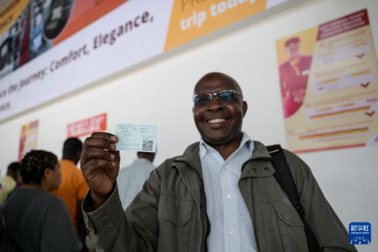 5月31日，在蒙內鐵路內羅畢站，一名前往蒙巴薩的乘客展示車票。新華社記者 楊光 攝
