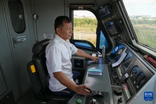 5月31日，在蒙內鐵路內羅畢站，機車駕駛員蔣立平在即將開往蒙巴薩的E2次列車上進行準備工作。新華社記者 楊光 攝