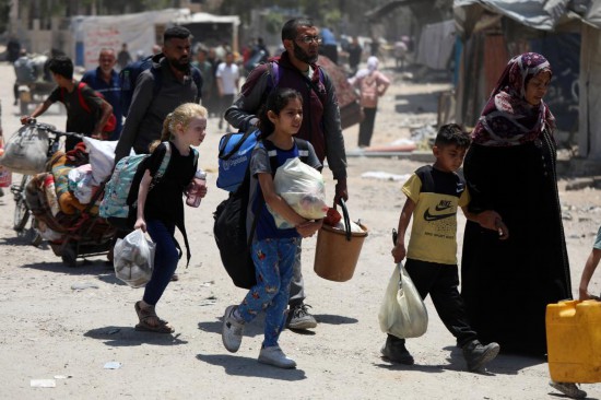 5月30日，在加沙地帶北部杰巴利耶難民營(yíng)，巴勒斯坦人逃離家園。新華社發(fā)（里澤克·阿卜杜勒賈瓦德攝）