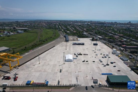 這是6月9日拍攝的格魯吉亞波季港多式聯(lián)運(yùn)集裝箱堆場(chǎng)（無(wú)人機(jī)照片）。新華社發(fā)（中鐵二十三局供圖）