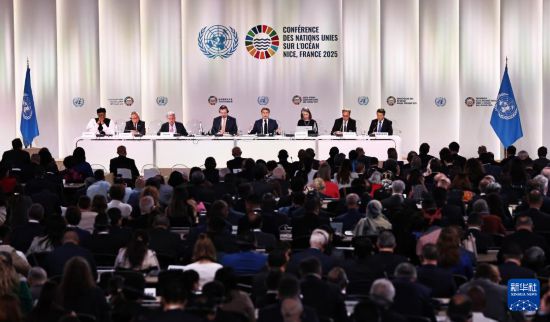 6月9日，在法國尼斯，法國總統(tǒng)馬克龍?jiān)诘谌龑寐?lián)合國海洋大會(huì)開幕式上致辭。新華社記者 高靜 攝