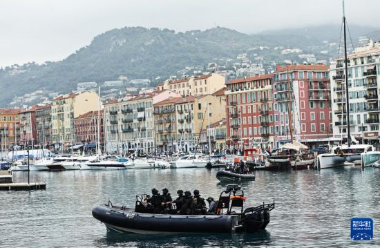 6月9日，在法國尼斯，警察在第三屆聯(lián)合國海洋大會(huì)會(huì)場外警戒。新華社記者 高靜 攝