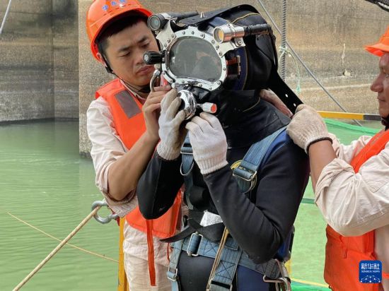  2024年3月25日，潛水員在尼日利亞尼日爾州卡因吉水電站內(nèi)進(jìn)行水下修復(fù)作業(yè)前的準(zhǔn)備。新華社發(fā)（中國電建華東院公司供圖）