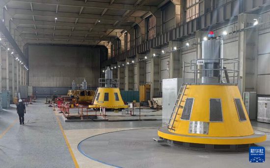 這是2025年6月1日在尼日利亞尼日爾州拍攝的卡因吉水電站內(nèi)的水電機(jī)組。新華社發(fā)（中國電建華東院公司供圖）