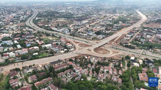 這是6月4日拍攝的尼日利亞阿布賈北區(qū)16號(hào)干線道路（無(wú)人機(jī)照片）。新華社發(fā)（中地海外尼日利亞有限公司供圖）