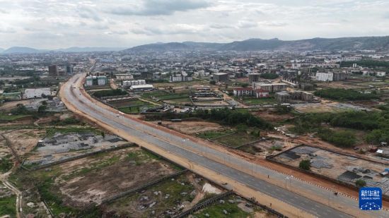 這是6月4日拍攝的尼日利亞阿布賈北區(qū)16號(hào)干線道路（無(wú)人機(jī)照片）。新華社發(fā)（中地海外尼日利亞有限公司供圖）