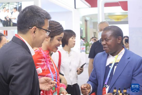 6月13日，在第四屆中國(guó)—非洲經(jīng)貿(mào)博覽會(huì)，來(lái)自布隆迪的阿爾弗雷德·布里馬索（右一）向客戶推介展品。新華社記者 周昊瑾 攝
