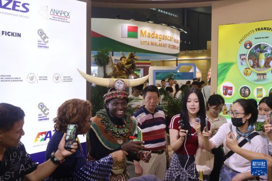 6月13日，在第四屆中國(guó)—非洲經(jīng)貿(mào)博覽會(huì)剛果（金）展區(qū)，非洲青年森巴蒂亞·威廉參加線上直播互動(dòng)。新華社記者 周昊瑾 攝