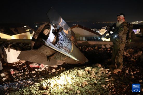 這是6月16日在以色列北部塞費(fèi)德拍攝的導(dǎo)彈殘骸。新華社發(fā)（大衛(wèi)·科恩攝/基尼圖片社）