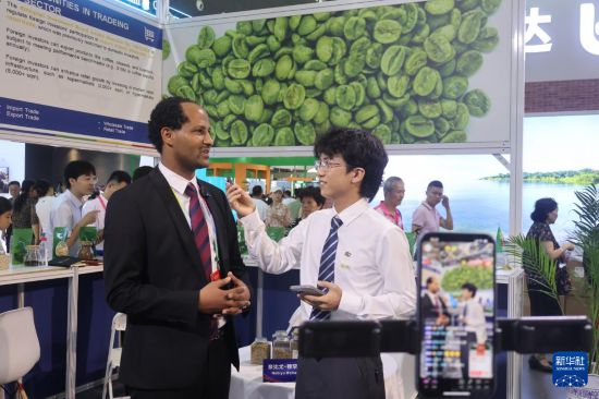 6月14日，在第四屆中國(guó)—非洲經(jīng)貿(mào)博覽會(huì)，埃塞駐華大使館公使內(nèi)比尤·穆罕默德進(jìn)行線上直播。新華社記者 周昊瑾 攝