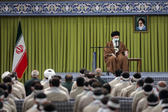 2022年11月26日，伊朗最高領(lǐng)袖哈梅內(nèi)伊在德黑蘭會見伊朗巴斯基民兵代表。新華社發(fā)（哈梅內(nèi)伊網(wǎng)站供圖）