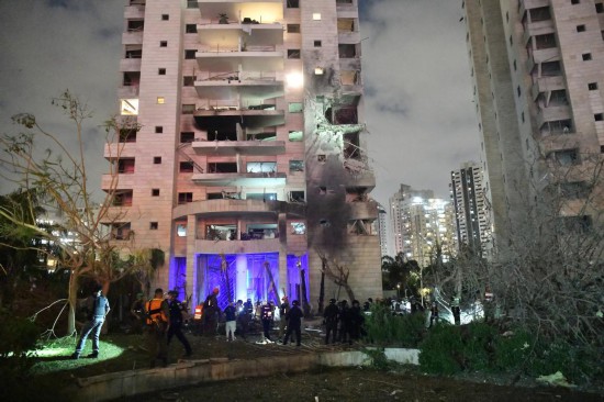 這是6月16日在以色列佩塔提克瓦拍攝的在導(dǎo)彈襲擊中被毀的建筑。新華社/基尼圖片社