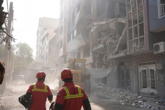 這是6月13日在伊朗首都德黑蘭拍攝的在以軍襲擊中受損的建筑。新華社發(fā)