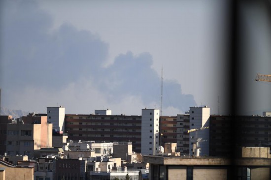 這是6月17日在伊朗首都德黑蘭市區(qū)拍攝的濃煙。新華社記者 沙達(dá)提 攝 