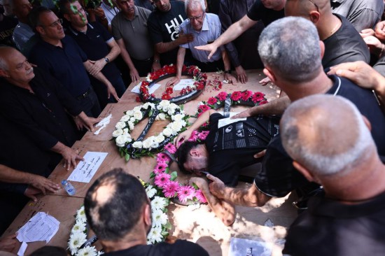 6月17日，在以色列塔姆拉，人們出席導彈襲擊遇難者的葬禮。新華社發(fā)（賈馬爾·阿瓦德攝）