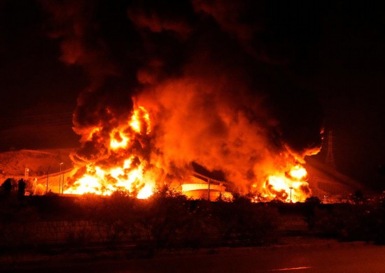 這是6月15日凌晨拍攝的伊朗首都德黑蘭附近遭以色列襲擊起火的儲(chǔ)油設(shè)施。新華社/美聯(lián)