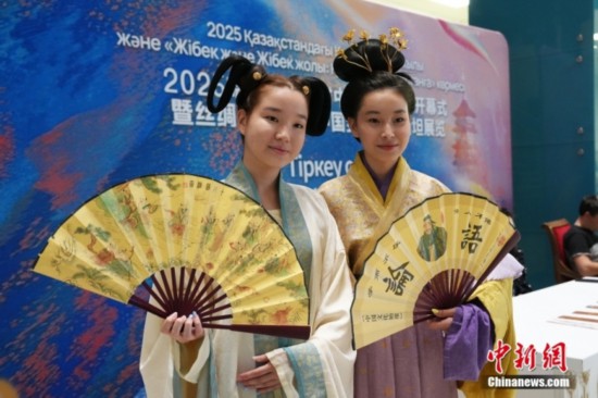 當(dāng)?shù)貢r(shí)間6月16日，哈薩克斯坦“中國(guó)旅游年”開幕式在位于阿斯塔納的哈薩克斯坦國(guó)家博物館舉行。開幕式上舉辦了文藝演出、漢服時(shí)裝秀、非遺體驗(yàn)等活動(dòng)。圖為身穿漢服的哈薩克斯坦青年在活動(dòng)現(xiàn)場(chǎng)與觀眾互動(dòng)。中新社記者 單璐 攝