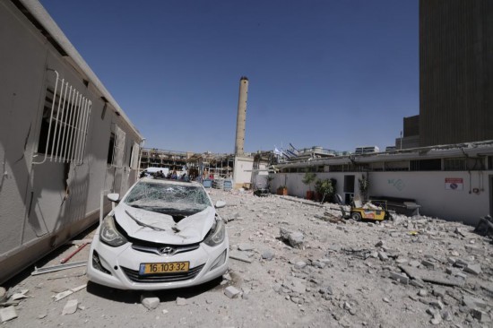 這是6月19日在以色列南部貝爾謝巴拍攝的在導(dǎo)彈襲擊中受損的醫(yī)學(xué)中心。新華社/基尼圖片社