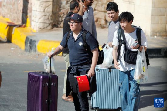 6月19日，從以色列撤離的中國公民從埃及南西奈省塔巴口岸進(jìn)入埃及。新華社發(fā)（艾哈邁德·戈馬攝）