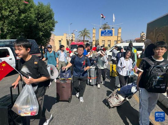 6月19日，從以色列撤離的中國公民從埃及南西奈省塔巴口岸進(jìn)入埃及。新華社發(fā)（艾哈邁德·戈馬攝）