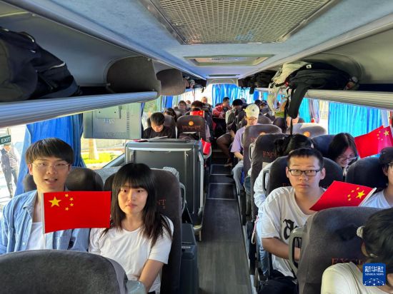 6月19日，在埃及南西奈省塔巴口岸，從以色列撤離的中國公民乘車離開。新華社發(fā)（艾哈邁德·戈馬攝）