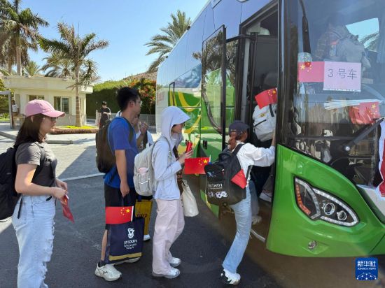 6月19日，在埃及南西奈省塔巴口岸，從以色列撤離的中國公民準(zhǔn)備乘車離開。新華社發(fā)（艾哈邁德·戈馬攝）