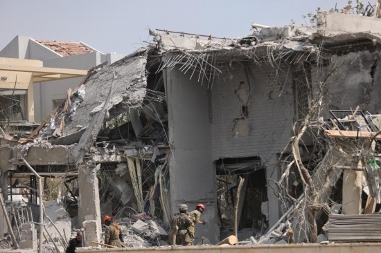   這是6月22日在以色列中部內(nèi)斯齊約納拍攝的在導(dǎo)彈襲擊中被毀的建筑。新華社發(fā)（賈馬爾·阿瓦德攝）