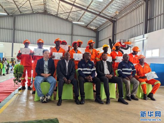 　　莫桑比克贊比西亞省阿爾貝托·卡西莫培訓(xùn)與勞工研究學(xué)院舉行畢業(yè)典禮。（莫桑比克重砂公司供圖）