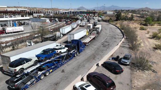 　　4月2日，美國宣布對貿(mào)易伙伴征收“對等關(guān)稅”。圖為當(dāng)天在墨西哥索諾拉州諾加萊斯市，一輛裝載多輛汽車的運輸車（下中）行駛在墨美邊境附近的公路上（無人機拍攝）。新華社記者 李夢馨 攝