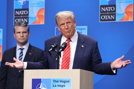 　　6月25日，在荷蘭海牙，美國總統(tǒng)特朗普（前）在北約峰會后出席記者會。新華社記者趙丁喆攝