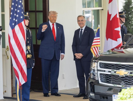 　　5月6日，美國總統(tǒng)特朗普在華盛頓白宮會見到訪的加拿大總理卡尼（右一），雙方在一起會見記者時圍繞“吞并加拿大”、關(guān)稅等話題“禮貌交火”。圖為特朗普當(dāng)天在白宮迎接卡尼。新華社記者 胡友松 攝