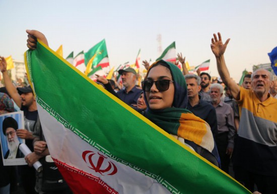 　　6月24日，民眾在伊朗首都德黑蘭革命廣場慶祝伊以停火。新華社發(fā)
