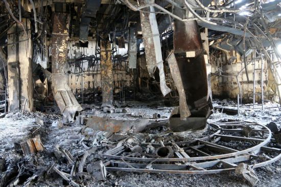 　　這是6月19日在德黑蘭拍攝的伊朗伊斯蘭共和國廣播電視臺大樓被襲后的場景。新華社發(fā)