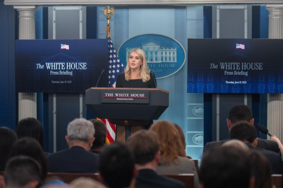 　　6月19日，在美國(guó)華盛頓白宮，白宮新聞秘書卡羅琳·萊維特出席記者會(huì)。新華社記者胡友松攝