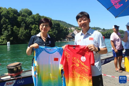 　6月29日，在瑞士埃格利紹，中國重慶合川隊代表與瑞士蘇黎世州華僑華人組織的“龍戰(zhàn)隊”代表交換隊服。新華社記者 王其冰 攝