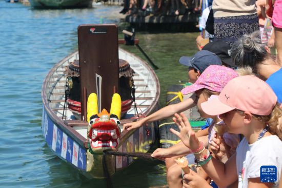 　這是6月29日在瑞士埃格利紹拍攝的停泊在萊茵河上的龍舟。新華社記者 王其冰 攝