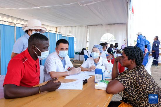 6月27日，在烏干達基庫貝區(qū)的布胡卡三級衛(wèi)生中心，中國醫(yī)療隊隊員為當?shù)鼐用窳x診。新華社發(fā)（阿佳拉·納瓦達攝）