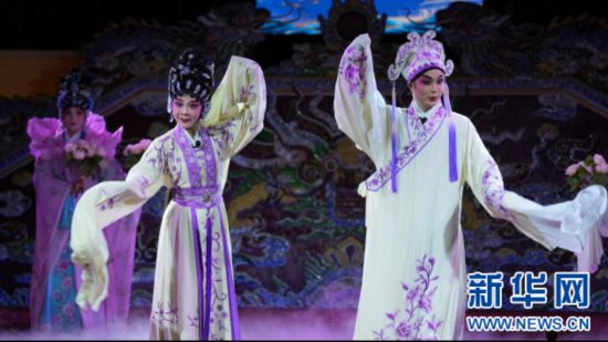 圖為6月29日在越南順化大內(nèi)皇宮閱是堂劇院表演的粵劇《牡丹亭·驚夢》。記者 胡佳麗 攝